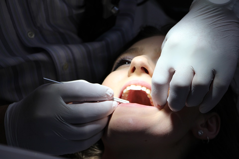 Kind mit Karies im Zahn bekommt eine Füllung ohne Bohren mit der ICON Methode in Berlin Lichtenberg Hohenschönhausen