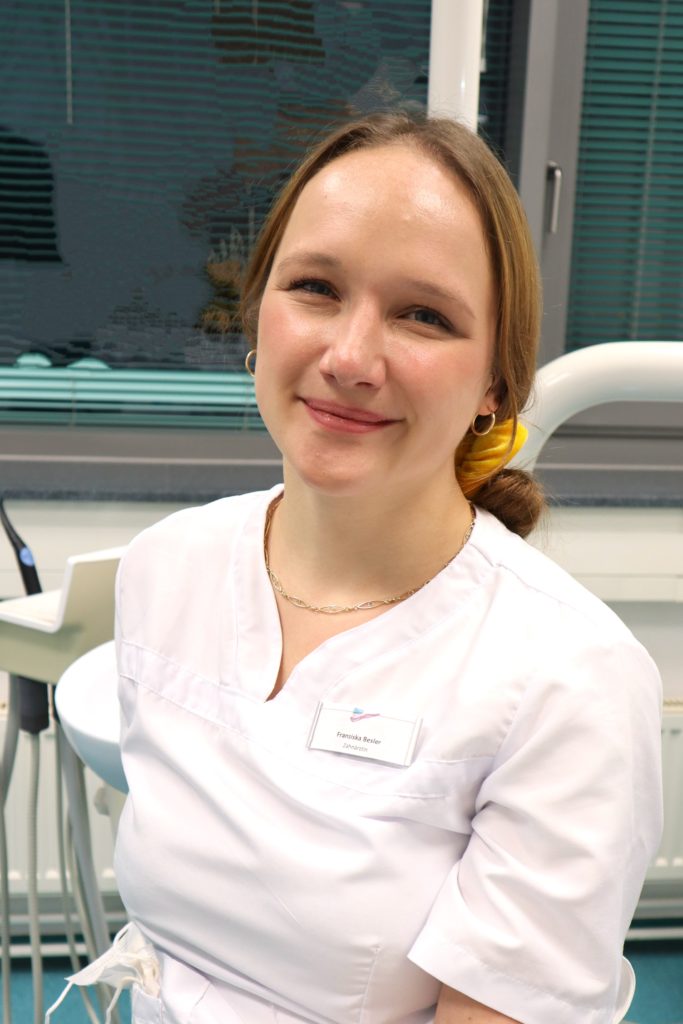 Zahnärztin Frau Besler Spezialisierung Endodontie- Wurzelkanalbehandlung und Parodontologe in der Zahnschön Praxis Lichtenberg Hohenschönhausen