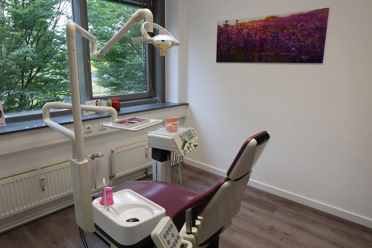 Modernes Behandlungszimmer der Praxis Zahnschön mit Tageslicht
