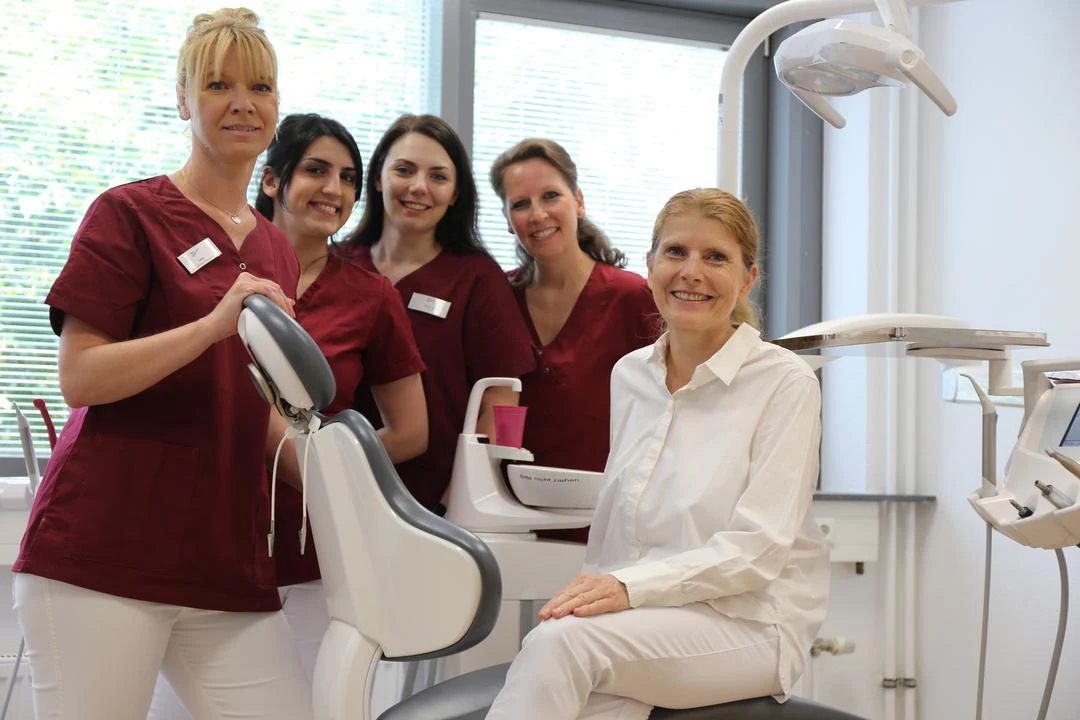 Das Team von Zahnschön rund um den Behandlungsstuhl